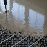 Dünnschichtige Warmwasser-Fussbodenheizung im Verbund