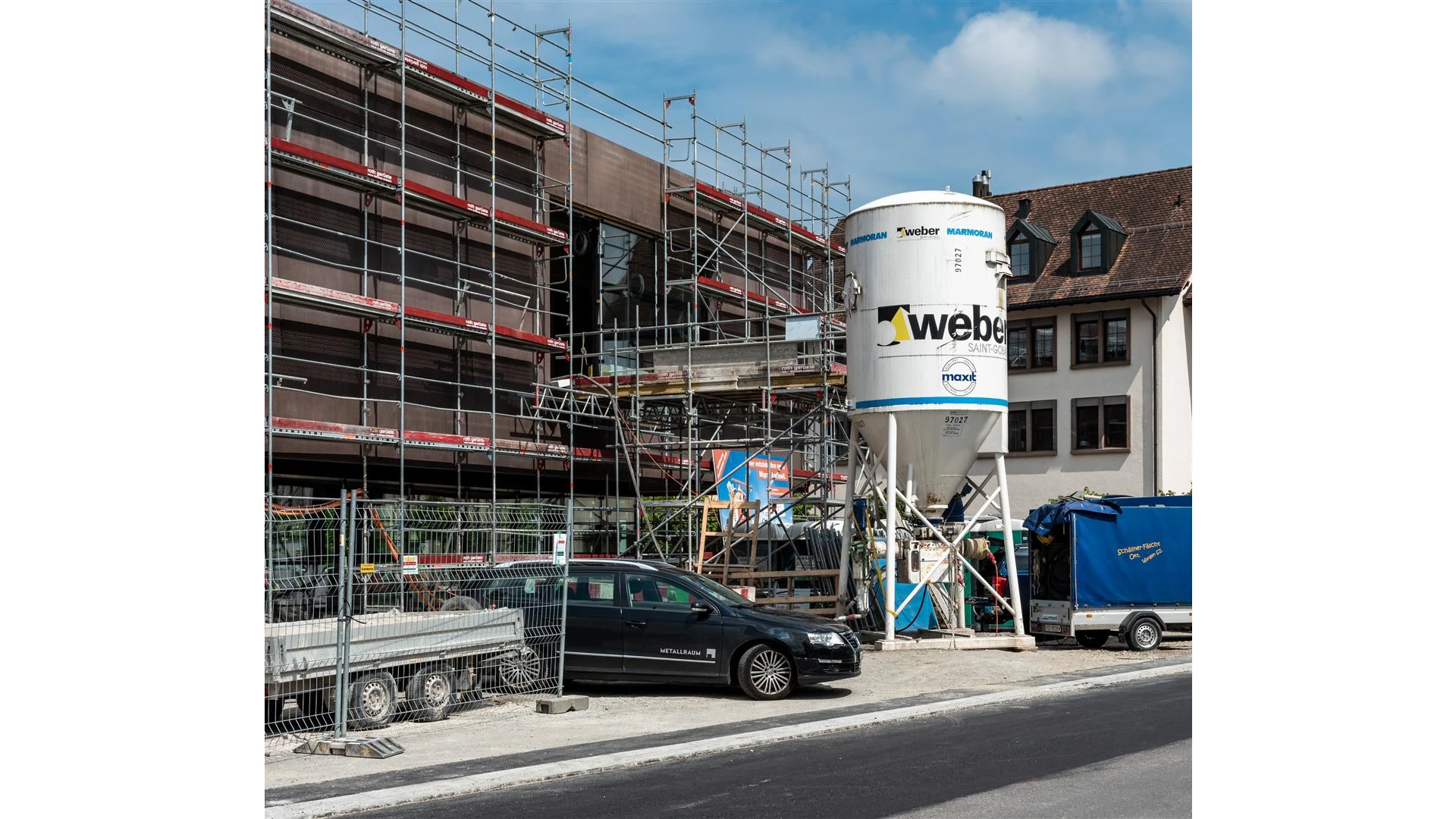 Silo vor Baustelle Misch- und Fördertechniken
